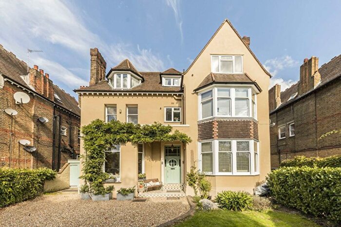 3 Bedroom Flat To Rent In North Common Road, Ealing, W5