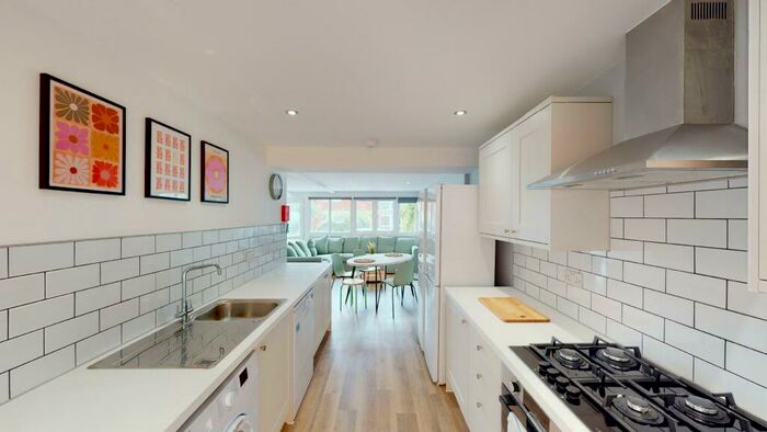 6 Bedroom House To Rent In Rosebarn Park, EX4