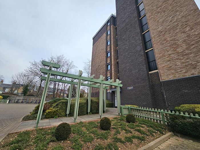 Studio To Rent In Manhattan Drive, Cambridge, CB4