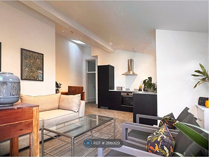 2 Bedroom Flat To Rent In St Davids Hill, Exeter, EX4