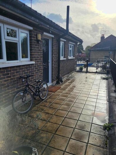 2 Bedroom Flat To Rent In High Road, Byfleet, West Byfleet, KT14