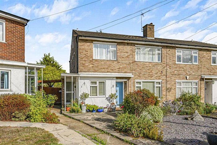 2 Bedroom Maisonette To Rent In Heathfield, Chingford, E4
