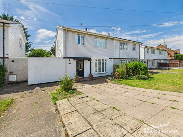 3 Bedroom Semi-Detached House For Sale In Churchill Avenue, Aylesbury, Buckinghamshire, HP21