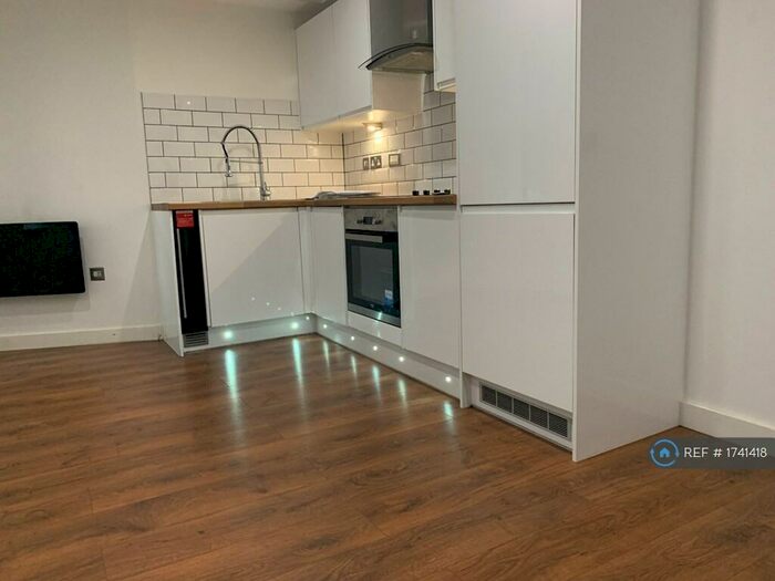 3 Bedroom Flat To Rent In Carlton Square, Carlton, Nottingham, NG4