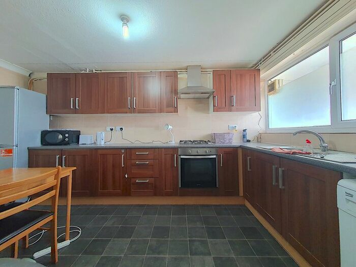 4 Bedroom Maisonette To Rent In Southern Grove, Mile End, London, E3