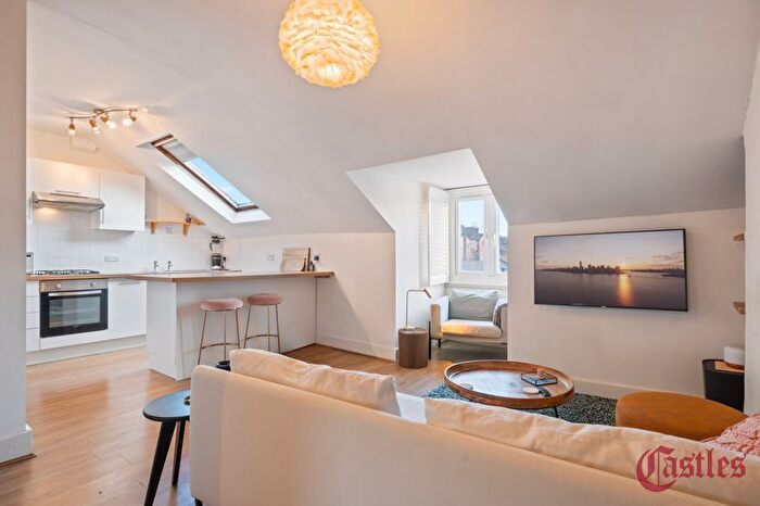 1 Bedroom Flat For Sale In Ferme Park Road, London, N8