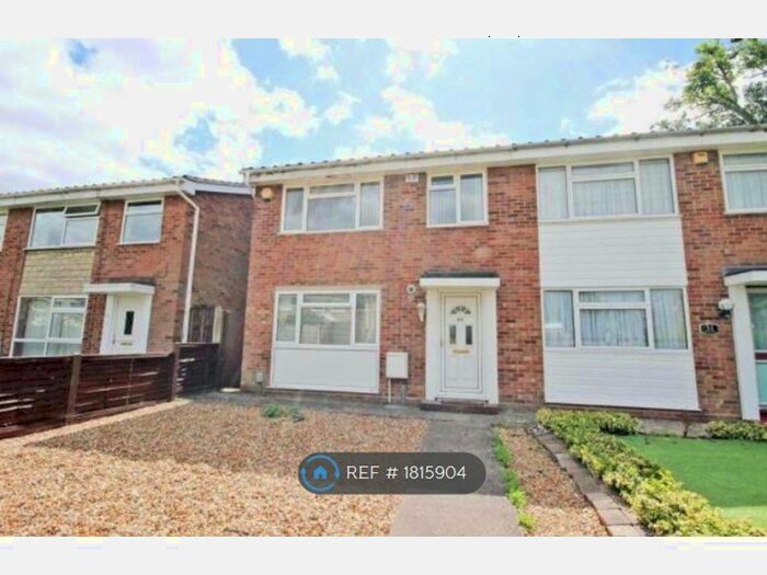 3 Bedroom Semi-Detached House To Rent In Hartland Avenue, Bedford, MK40