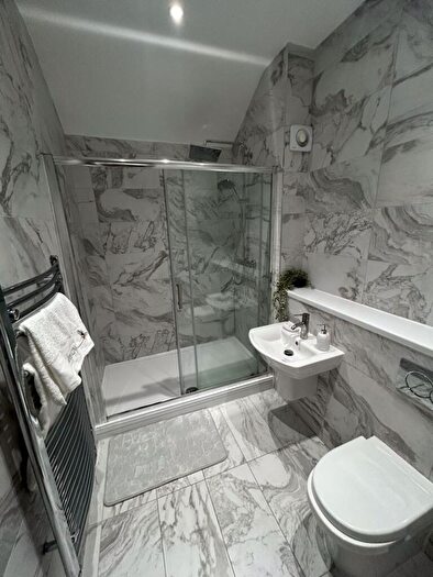 6 Bedroom Detached House To Rent In Smithdown Road, Liverpool - Students /, L15