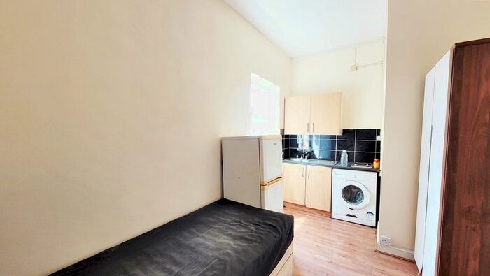 Studio To Rent In High Road, Romford, RM6