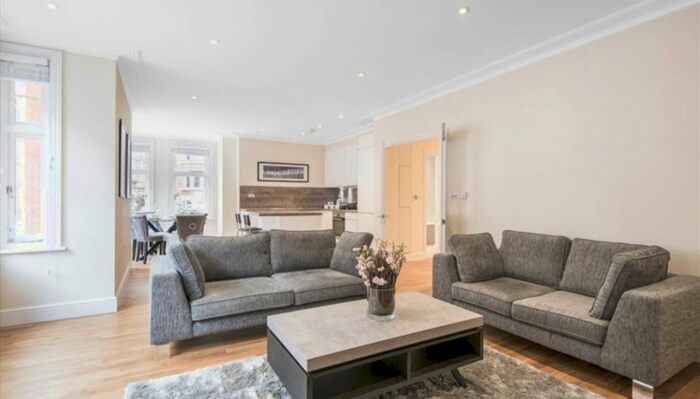 3 Bedroom Flat To Rent In Hamlet Gardens, Ravenscourt Park, London, W6