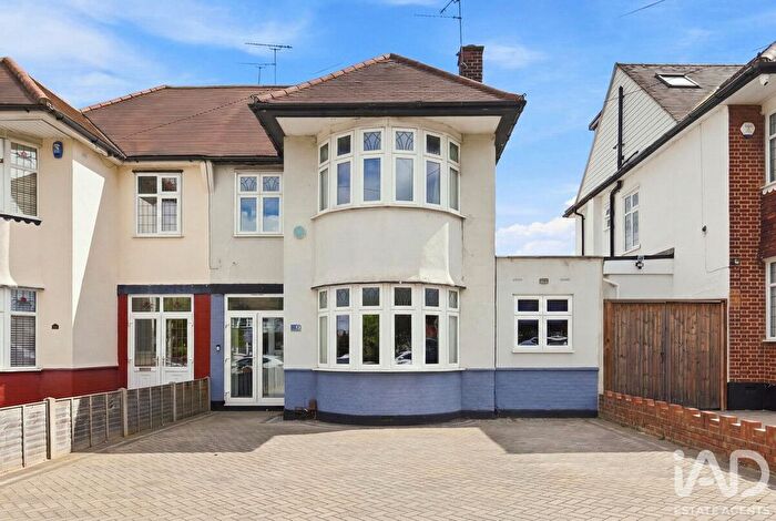 3 Bedroom Semi Detached House For Sale In Hobleythick Lane, Westcliff-On-Sea, SS0