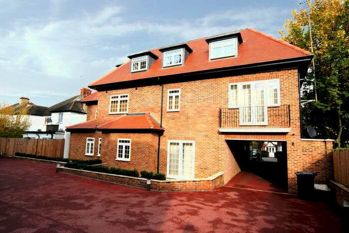 2 Bedroom Flat To Rent In Beechcroft Avenue, Golders Green, NW11