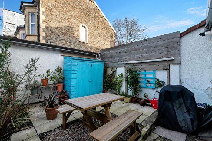 2 Bedroom Flat For Sale In Bell Hill Road, Bristol, BS5