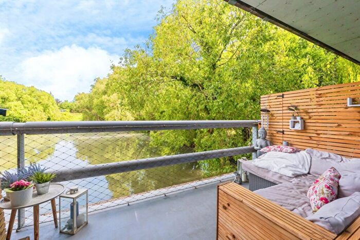 2 Bedroom Flat For Sale In Lake Shore Drive, Bristol, Somerset, BS13