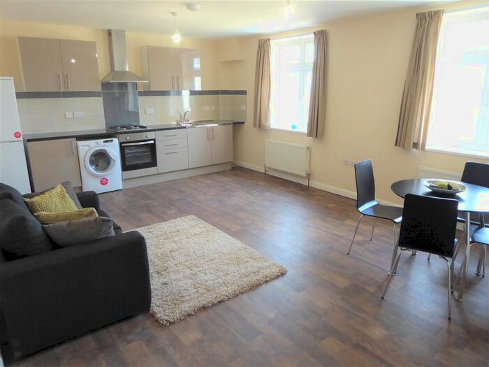 1 Bedroom Flat To Rent In Beacon Apartments, Upper Sutton Lane, Heston, TW5