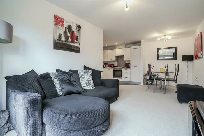 2 Bedroom Flat To Rent In Astley Brook Close, Bolton, BL1