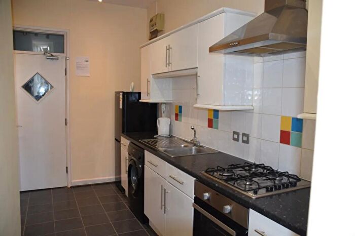 2 Bedroom Flat To Rent In B Burford Road, Nottingham, NG7