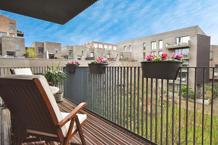 2 Bedroom Flat For Sale In Commerce Road, Brentford Lock West, TW8