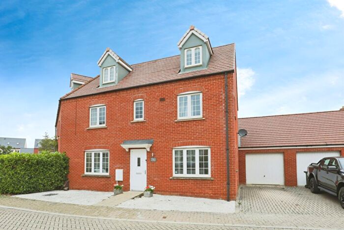 4 Bedroom Semi-Detached House For Sale In Fontwell Road, Bicester, OX26