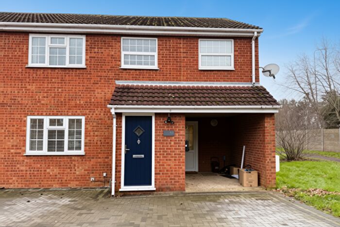 4 Bedroom Semi Detached House For Sale In Derwent Avenue, Biggleswade, SG18