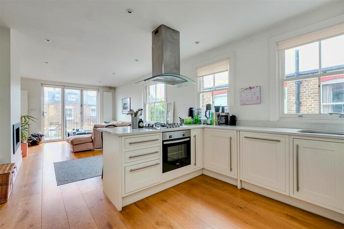 3 Bedroom Flat To Rent In Aylmer Road, London, W12