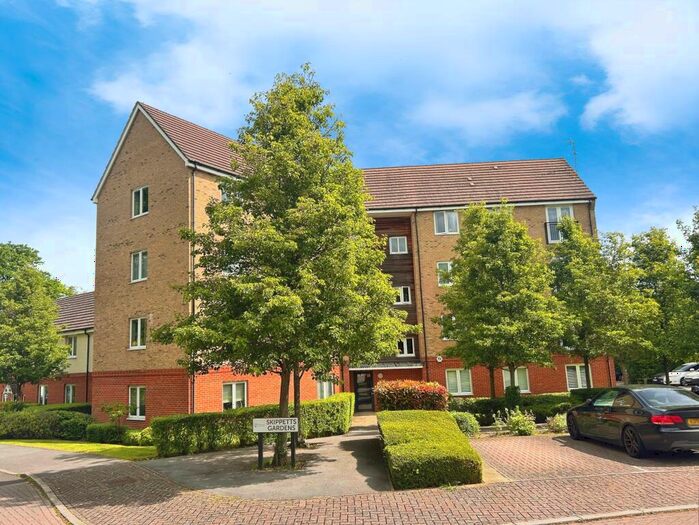 2 Bedroom Apartment To Rent In Skippets Gardens, RG21
