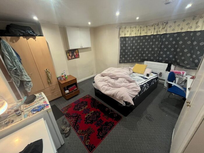 3 Bedroom Flat To Rent In Regent Park Terrace, Leeds, West Yorkshire, LS6