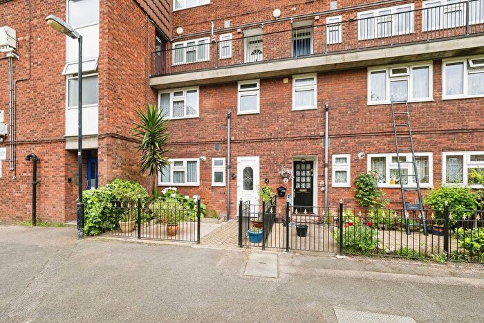 3 Bedroom Maisonette For Sale In Sansom Road, London, E11
