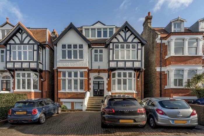 3 Bedroom Flat To Rent In Kings Road, Richmond, TW10