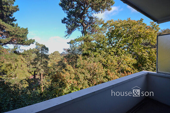 2 Bedroom Apartment For Sale In Redhill Drive, Bournemouth, BH10