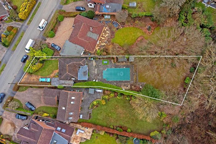 2 Bedroom Detached Bungalow For Sale In Mayflower Road, Park Street, St. Albans, AL2