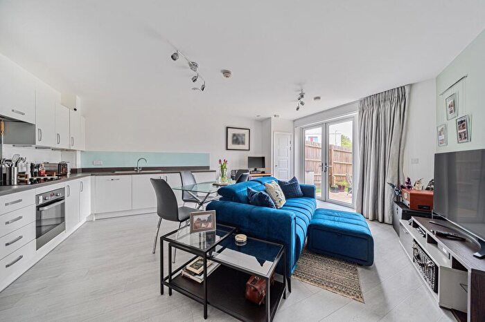 1 Bedroom Flat To Rent In Edgecumbe Avenue, NW9