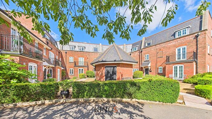 2 Bedroom Maisonette For Sale In Great North Road, Hatfield, AL9