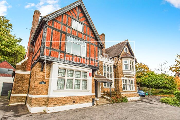 2 Bedroom Flat To Rent In Englemount West, Guildford, GU2