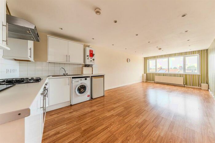 2 Bedroom Apartment To Rent In High Road, Seven Kings, IG3