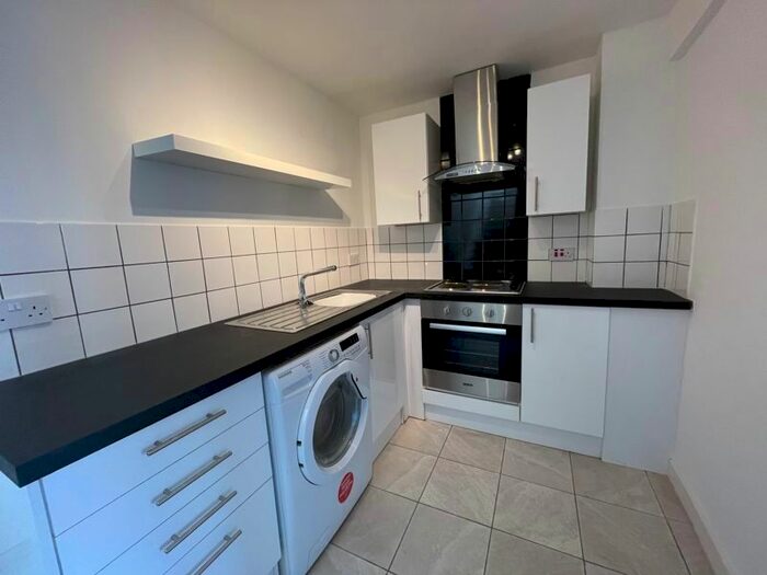 2 Bedroom Flat To Rent In Fallibroome Road, Macclesfield, SK10