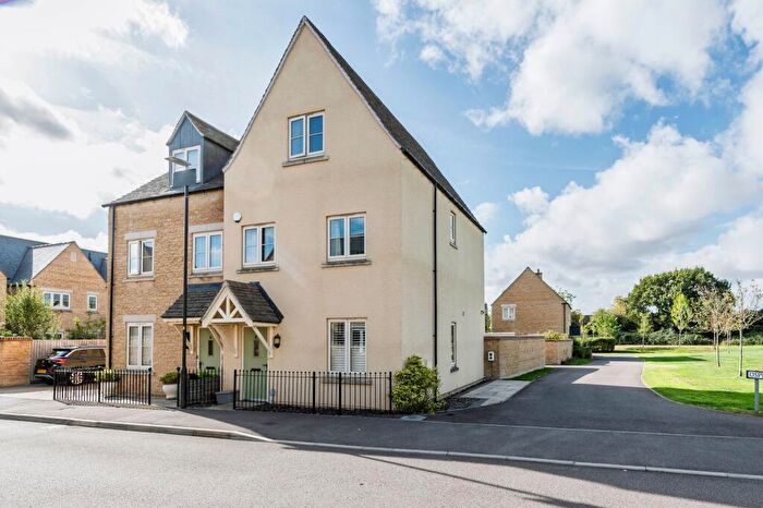 3 Bedroom Semi Detached House For Sale In Skylark Road, Bourton-On-The-Water, GL54