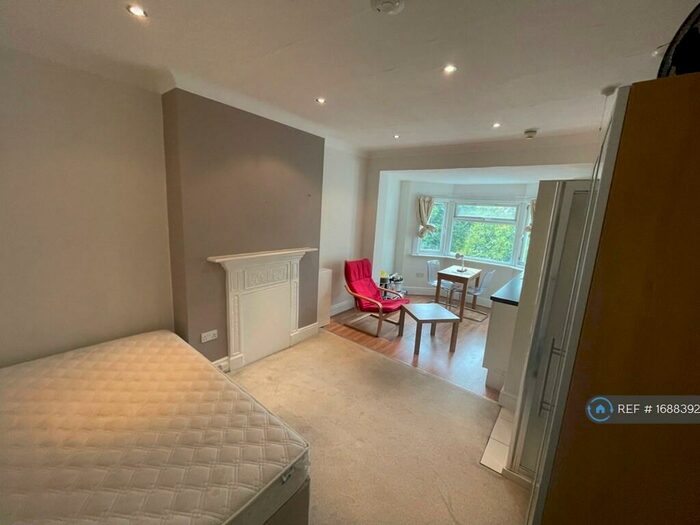 Studio To Rent In Wentworth Road, London, NW11