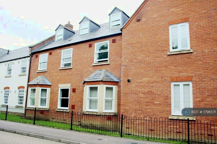 2 Bedroom Flat To Rent In Reffield Close, Towcester, NN12
