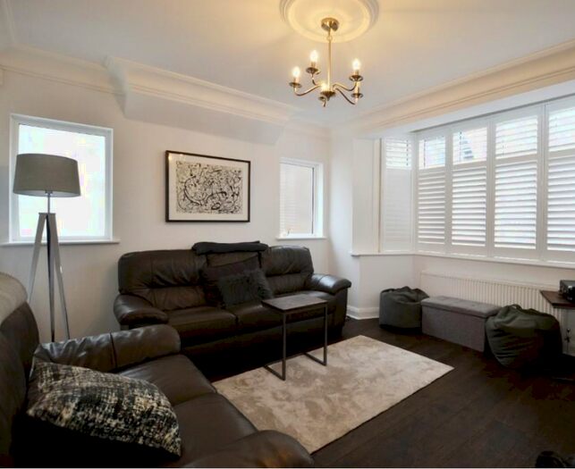 3 Bedroom Property To Rent In Yew Tree Close, London, N21