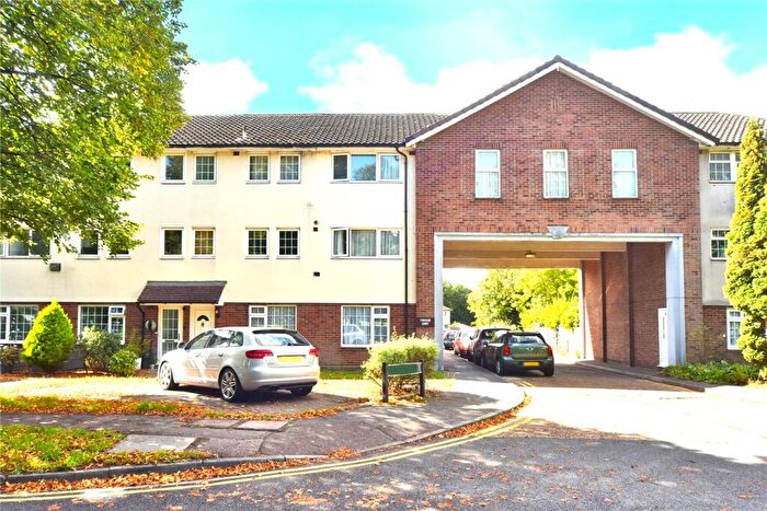 2 Bedroom Flat For Sale In Avenue Road, Banstead, Surrey, SM7