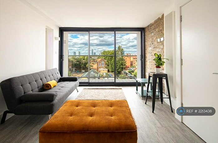 2 Bedroom Flat To Rent In New Cross Road, London, SE14