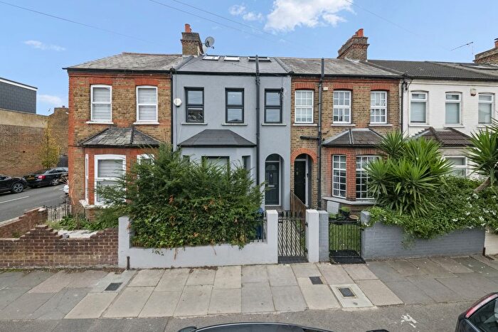 3 Bedroom Flat For Sale In Flat, Cambridge Road, Hanwell, W7