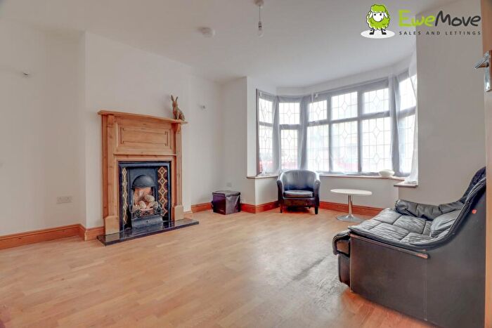 3 Bedroom Semi-Detached House For Sale In Elmwood Crescent, Luton, LU2