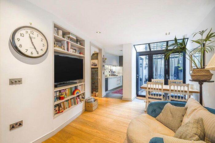 3 Bedroom Terraced House To Rent In Lynton Road, Southwark, London, SE1