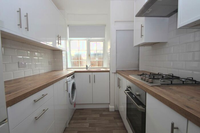 2 Bedroom Ground Flat To Rent In Knights Court, KT1