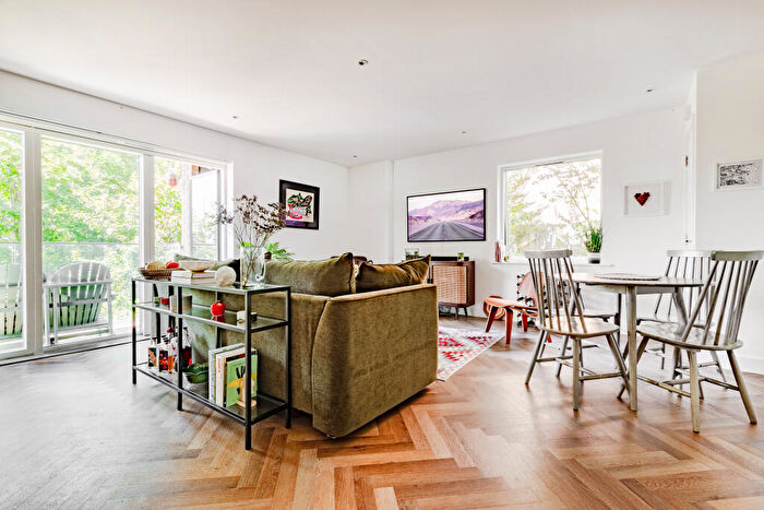 3 Bedroom Flat For Sale In Goldstone Crescent, Hove, BN3