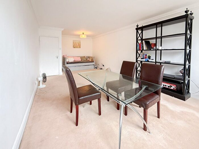 1 Bedroom Flat For Sale In Upper Ground, London, SE1