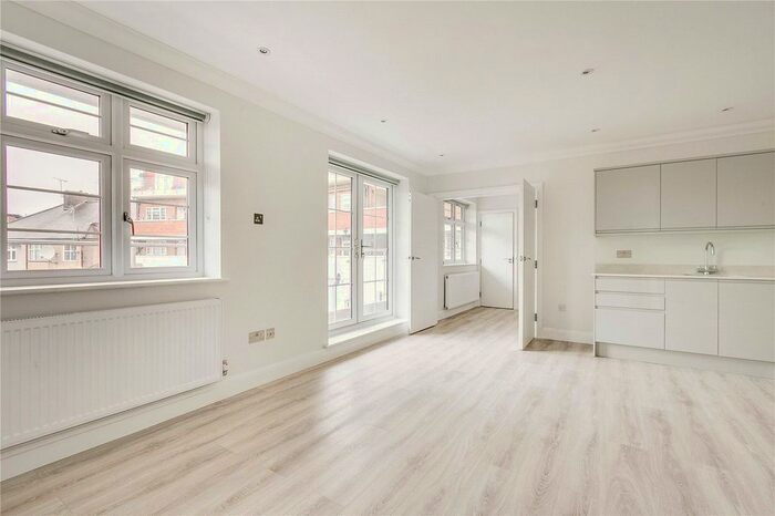 3 Bedroom Flat To Rent In Burleigh Parade, Burleigh Gardens, London, N14