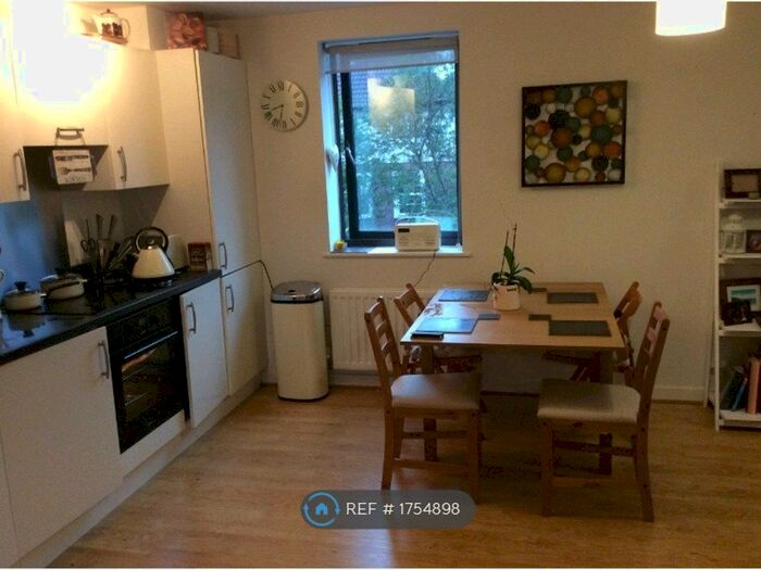 2 Bedroom Flat To Rent In Pennywell Road, Bristol, BS5